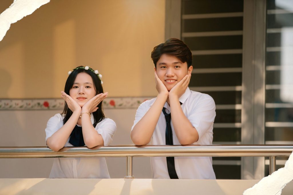 tạo dáng chụp kỷ yếu đôi