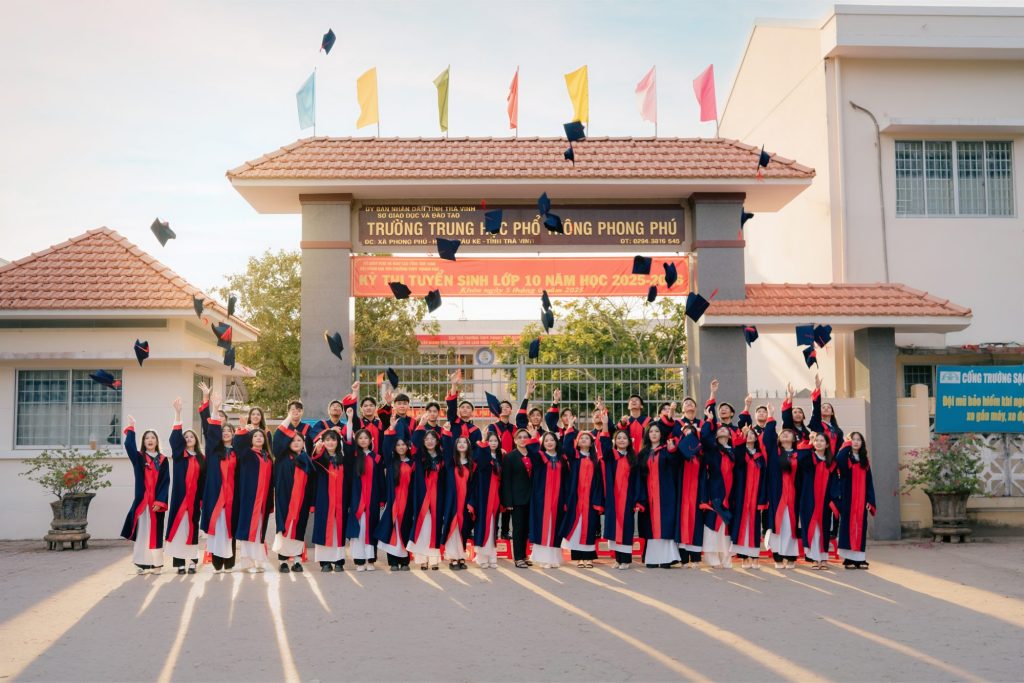 cách chụp ảnh với áo cử nhân